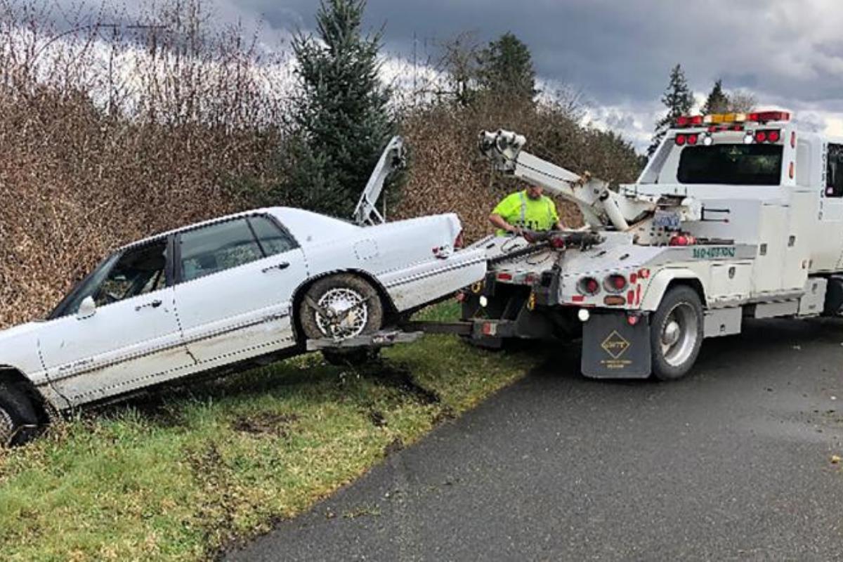 Los policías que participaron en la persecución aseguraron haber quedado sorprendidos al encontrar a un perro sentado en el asiento del conductor y a su dueño, ayudándolo a maniobrar el vehículo. (Foto: Washington State Patrol)