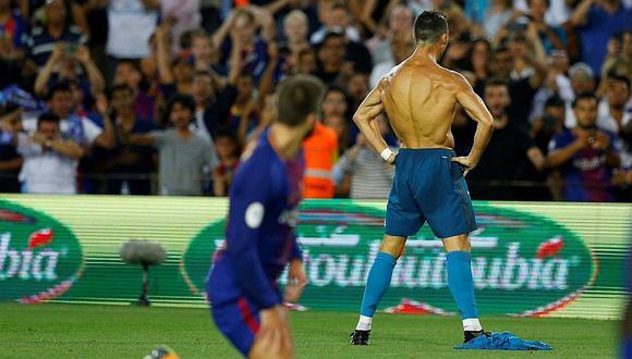 Cristiano Ronaldo imita a Messi mostrando camiseta a hinchas del 'culés'