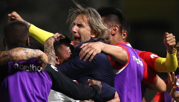 Christian Cueva corrió a abrazar a Ricardo Gareca tras su golazo ante Venezuela. (Foto: FPF).