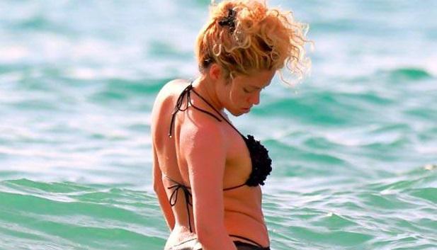 Shakira lució transparencia en la playa, se agachó y termino enseñando más de la cuenta | FOTO