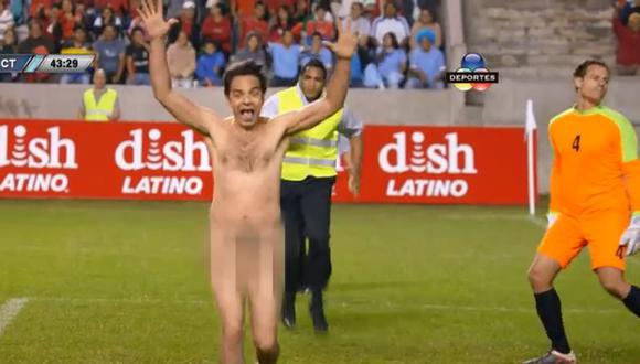 Eugenio Derbez, completamente desnudo, interrumpe un partido del Barcelona [VIDEO]