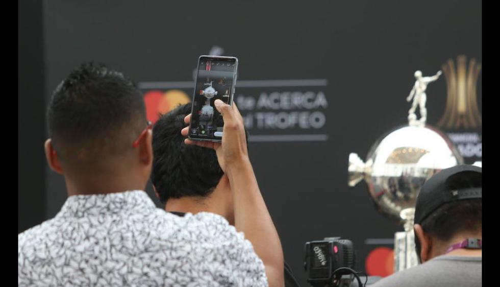 Así luce en Lima el trofeo de la Copa Libertadores. (Foto: Violeta Ayasta / GEC)