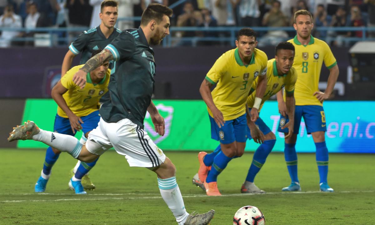 Lionel Messi marcó el gol de la victoria ante Brasil en Arabia Saudita | Foto: AFP