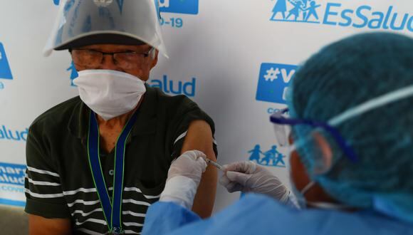 La vacunación de adultos mayores se realiza en 11 puntos de Lima y Callao. (Fotos: GEC)