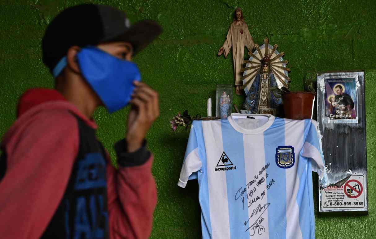 La camiseta de firmada por Maradona está colgada en una especie de altar. (Foto: AFP)
