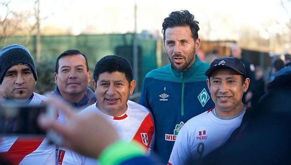 Claudio Pizarro fue visitado por cinco peruanos en Werder Bremen