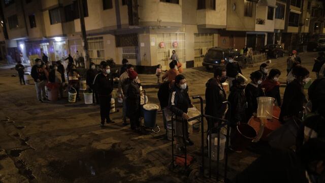 SJL: vecinos volvieron a madrugar en colas para recolectar agua tras corte de servicio por aniego | FOTOS