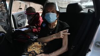 Vacunación en Callao: adultos mayores llegan en auto a la Fortaleza del Real Felipe para ser inoculados | FOTOS