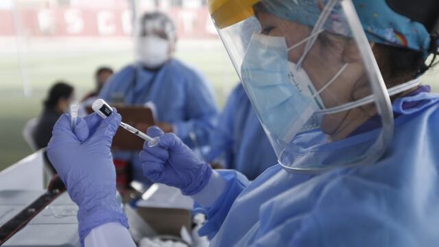 Contraloría investiga caso de uso de jeringas vacías en vacunación de adultos mayores
