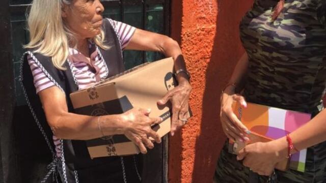 Coronavirus México | Hija del ‘Chapo Guzmán’ entrega donaciones de comida con el rostro de su padre impresa en ellas