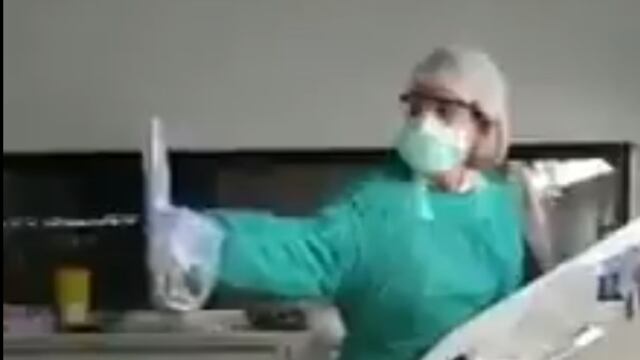 Coronavirus en España | Enfermera ayuda a un paciente con COVID-19 a realizar un videollamada a su familia [VIDEO]