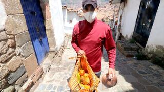 Ciudadano limeño tiene que comer frutas en descomposición para sobrevivir en Cusco 