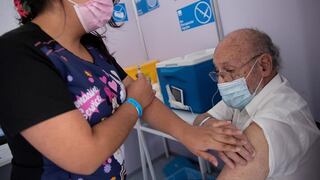 Vacunación COVID-19: aplicación de dosis de Pfizer comenzará este sábado con adultos mayores, anuncia viceministro de Salud 