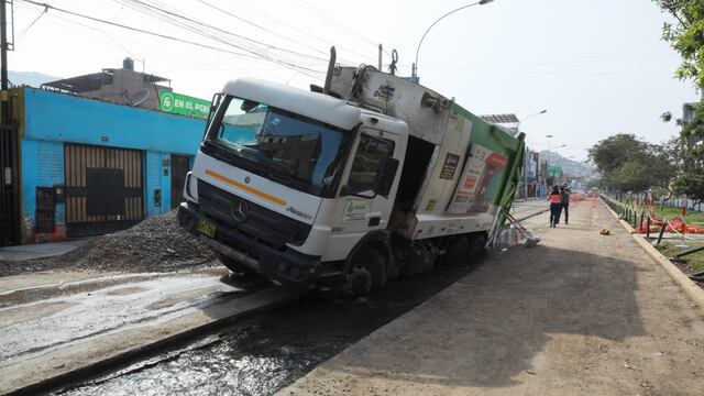 Camión de basura y bus de transporte quedan atascados en obra en el Rímac