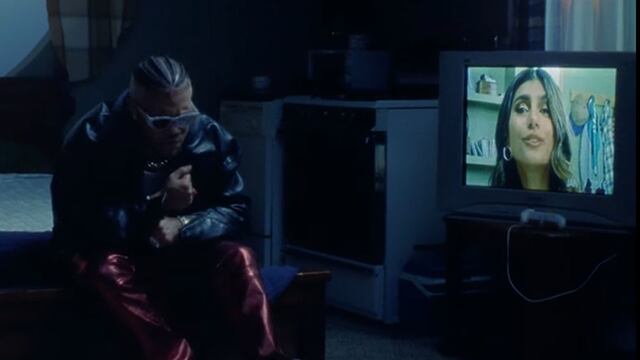 Mia Khalifa junto a Jhay Cortez en el video de la canción “En mi cuarto”