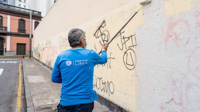 Eliminan pintas y retiran publicidad no autorizada en espacios públicos del Cercado de Lima
