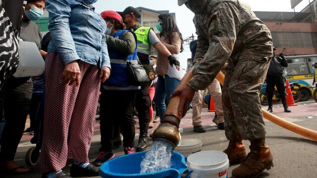 SJL: policías y militares distribuyen agua potable a vecinos afectados con corte de servicio | VIDEO 