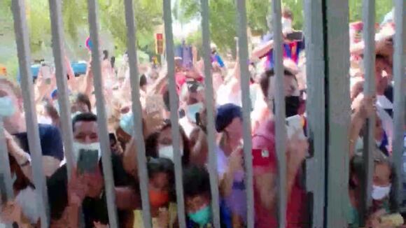 Hinchas gritan "Messi, Messi, Messi", cuando el jugador argentino abandonaba el Camp Nou