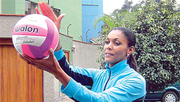 Cenaida Uribe denuncia que presidente contrató a su hija como traductora de la selección