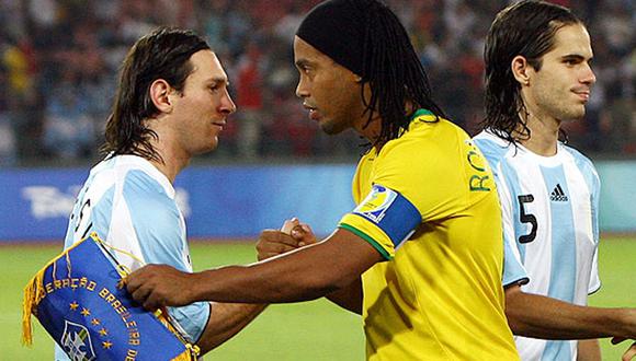 Amigos y rivales: Ronadinho y Messi intercambiaron camisetas