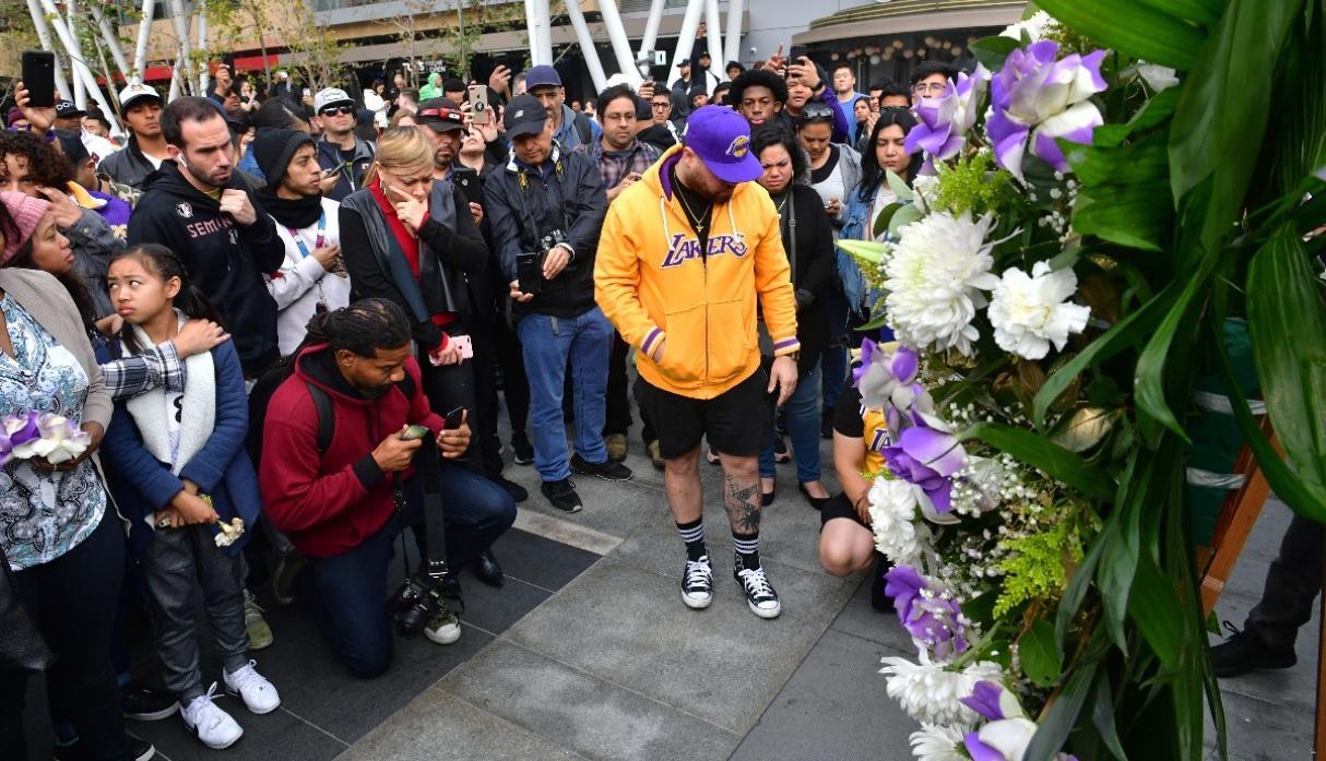 Seguidores de Kobe Bryant se reúnen en sede de los Grammy para despedir a deportista. (Foto: AFP)