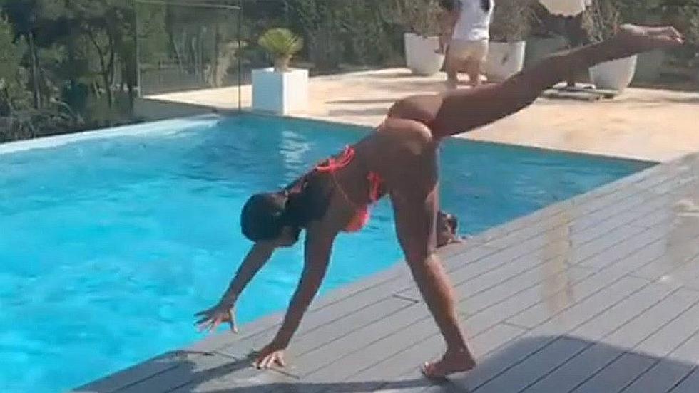 ¡Impresionante! Antonela Roccuzzo deja ver toda su elasticidad con arriesgado movimiento en la piscina | VER VIDEO