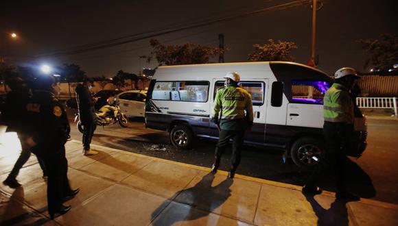Pasajeros heridos tras frustrar asalto dentro de combi en San Juan de Lurigancho. (Foto: César Grados /@photo.gec)