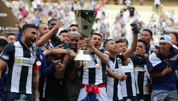 Universitario saludó a Alianza Lima por el título nacional. (Foto: Liga de Fútbol Profesional)