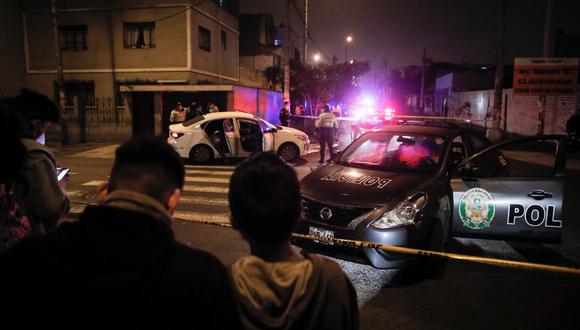 En 10 segundos los atacantes hicieron 14 disparos contra los ocupantes de automóvil color blanco, según el parte policial. (Foto: Joel Alonzo)