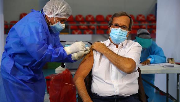 Alcalde de Miraflores, Luis Molina, fue vacunado hoy contra el COVID-19. (Foto: Hugo Curotto / @photo.gec)