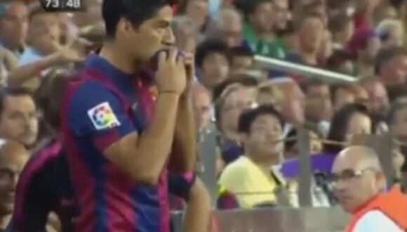Captan primer mordisco de Luis Suárez en el Barcelona [VIDEO]