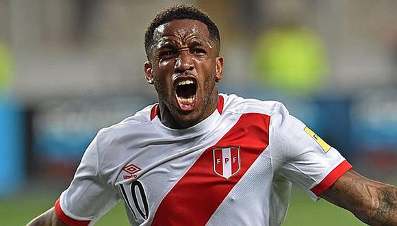 Selección peruana: Farfán se detiene para firmarle camiseta a un niño