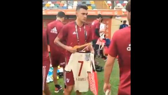 River Plate - Flamengo | Universitario le regaló camisetas a todos los millonarios | VIDEO (Photo by CRIS BOURONCLE / AFP)