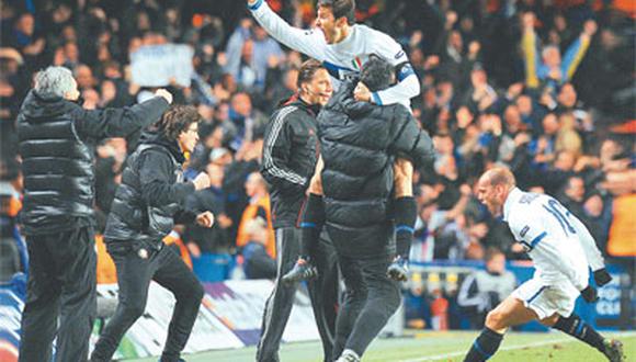 Inter ganó 1-0 a Chelsea en Londres con gol de camerunés. Italianos clasificaron a cuartos de final de la Champions.