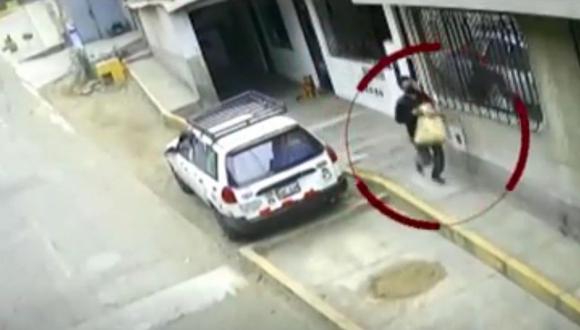 La huida del ladrón fue captada por cámaras de seguridad adquiridas por vecinos de Independencia. (Captura: América Noticias)