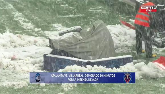Camarógrafo del Atalanta vs. Villarreal se cubrió de la nieve. (Foto: Captura ESPN)