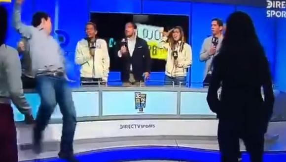 Viral: periodista de DirecTV casi se cae en el set tras intentar pataditas junto a futbolistas de la 'U' [VIDEO]