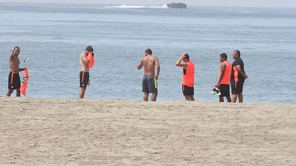 Universitario de Deportes: Futbolistas se refrescaron tras prácticas