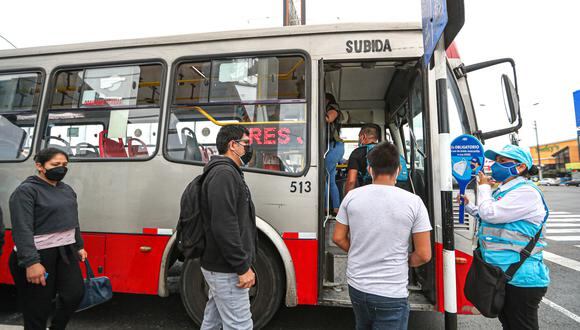 A través de su “Brigada del distanciamiento”, la ATU promueve en varios paraderos de Lima y Callao el cumplimiento de los protocolos sanitarios. Foto: ATU