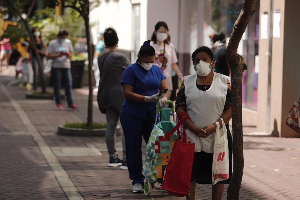 Así lucieron las largas colas en Wong en el día que solo salen mujeres. Foto: Leandro Britto / GEC