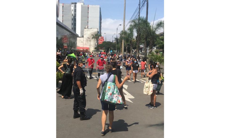 Mujeres hacen largas colas en Wong de Miraflores en medio de la cuarentena. Foto: Twitter