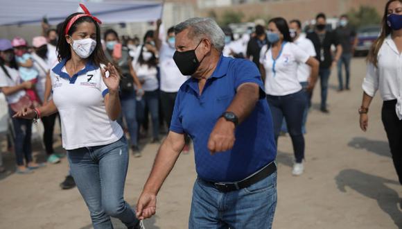 César Acuña recorrió las calles de Carabayllo y se animó a bailar con Vanessa Terkes. (Anthony Niño de Guzmán/ @photo.gec)