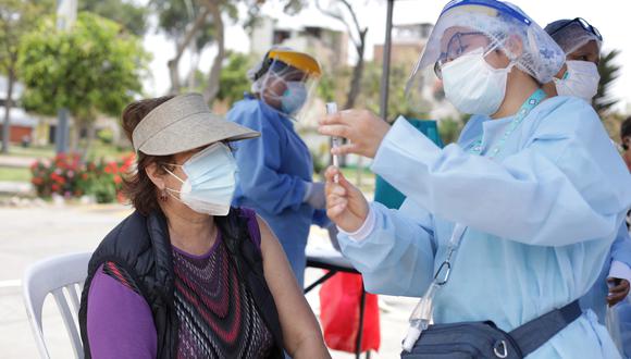 Las personas de la tercera edad ya reciben la tercera dosis de la vacunación contra la COVID-19 en Perú. (Foto: archivo | GEC)