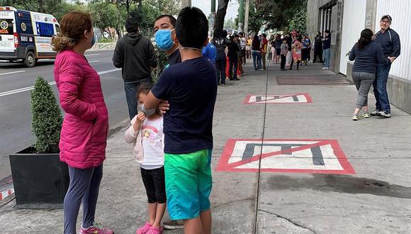Personas salen de sus hogares después de escuchar la alerta sísmica en diferentes alcaldías de Ciudad de México. (EFE/ Jospe Pazos).