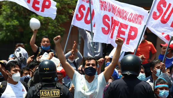 Peruanos se encuentran a las afueras del Congreso festejando luego de que Manuel Merino renunciara a la presidencia