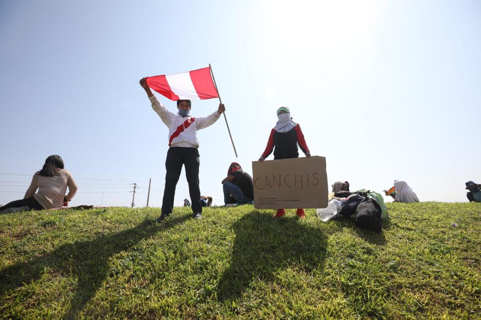 Cusco: decena de pobladores caminan por la Panamericana Sur para llegar a la Ciudad Imperial. Foto: Britanie Arroyo / GEC