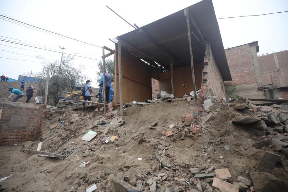 La pared de una vivienda se derrumbó tras el sismo de magnitud 6 que se reportó el último martes en el distrito de Mi Perú, en la región Callao. El hecho no dejó personas heridas pero sí cuantiosas pérdidas materiales. (Fotos Britanie Arroyo / @photo.gec)
