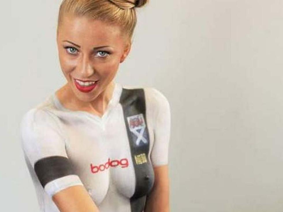 Club de Escocia presenta su camisetea con sexy modelo semidesnuda [FOTOS]