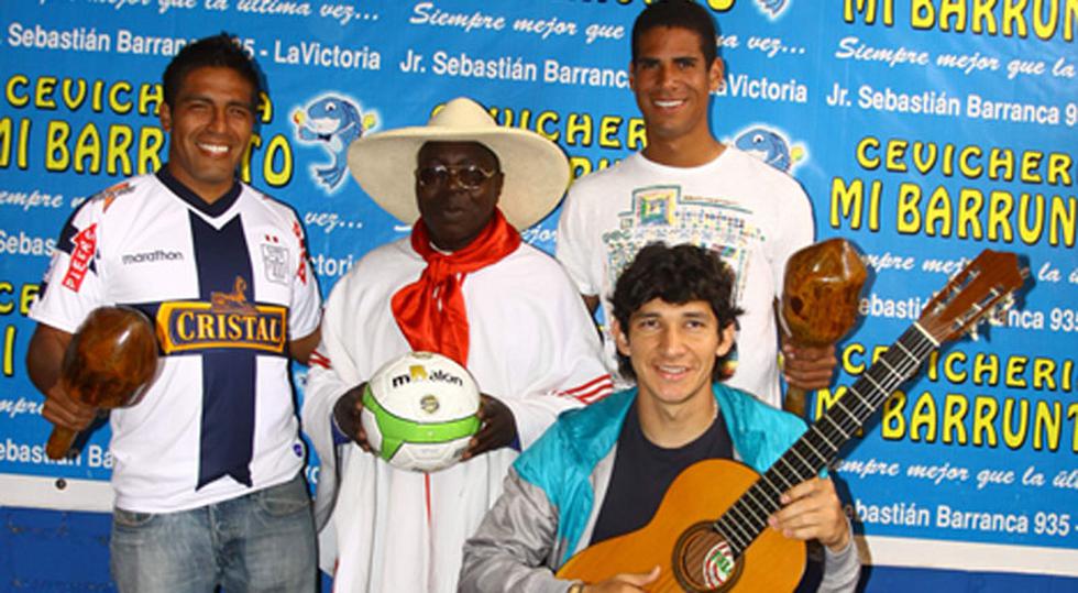 Jugadores de Alianza y San Martin festejan el dia de la Canción Criolla