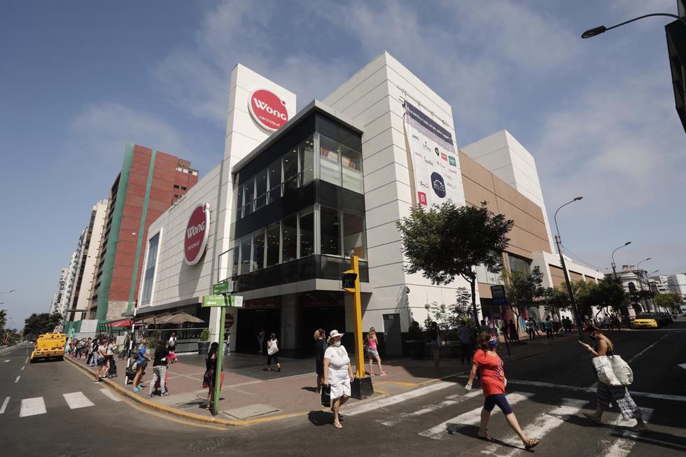 Así lucieron las largas colas en Wong en el día que solo salen mujeres. Foto: Leandro Britto / GEC